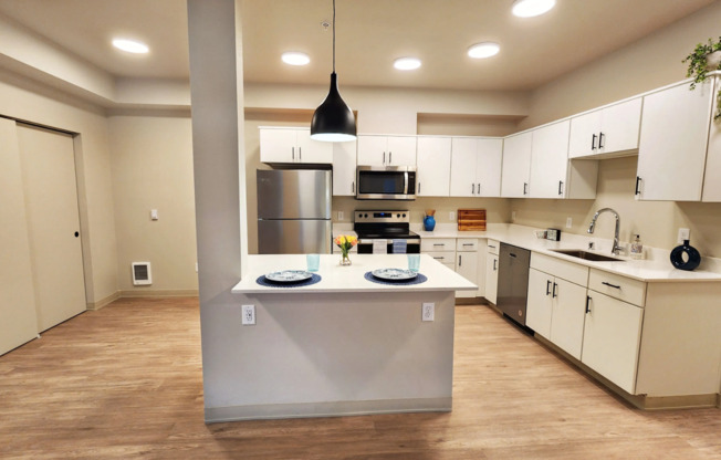 2 beds, 1 bath, 913 sqft, $1,900, Unit B-306