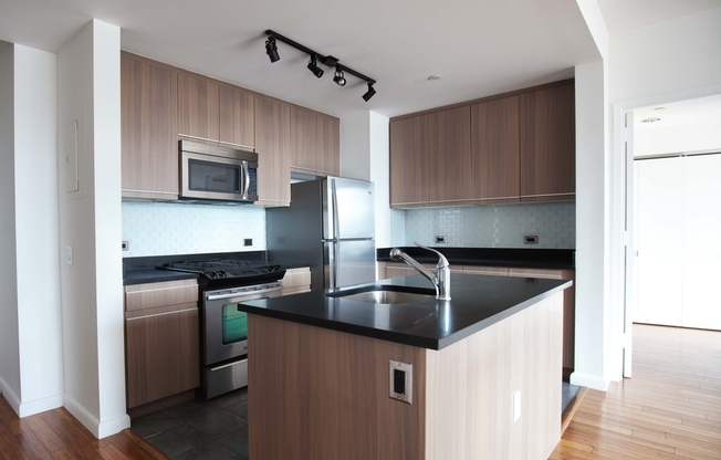 2 beds, 2 baths, 986 sqft, $6,395, Unit 11G