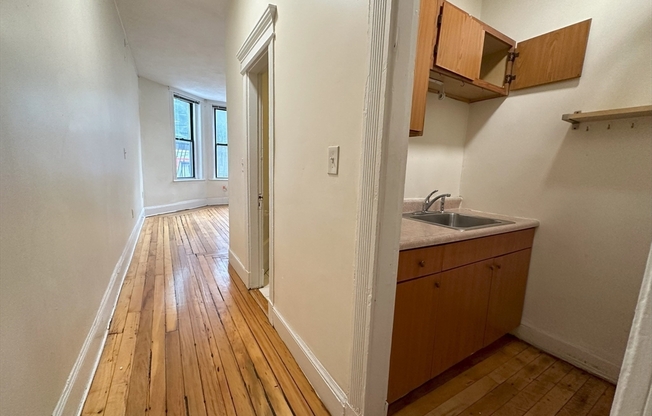 2 beds, 1 bath, $3,400, Unit 5