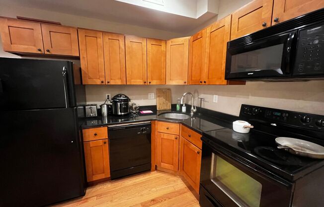 3 beds, 2 baths, $2,100, Unit Unit B