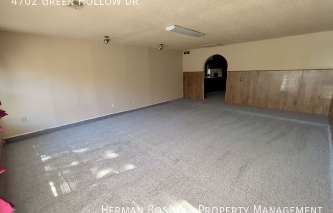 4702 GRN HOLW DR