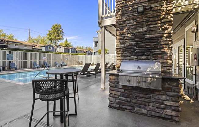 Outdoor Grilling Area at 2000 Lake Washington Apartments in Washington 