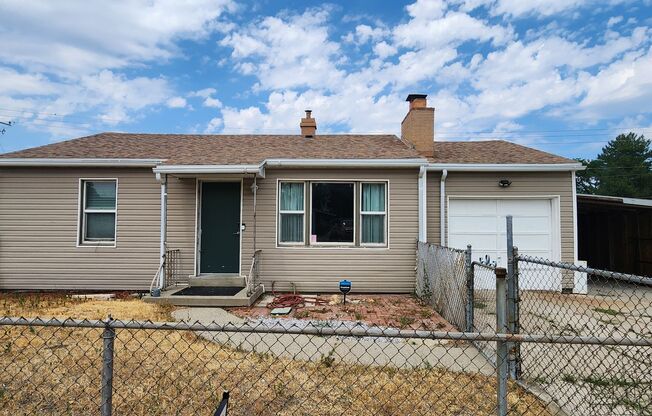 Darling remodeled 2 bdrm house w/ fenced yard! Pet OK!