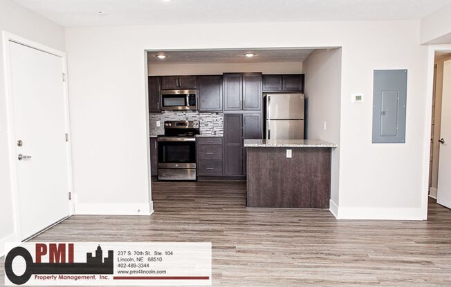 2 beds, 1 bath, $1,000, Unit 4001 Holdrege St. #2