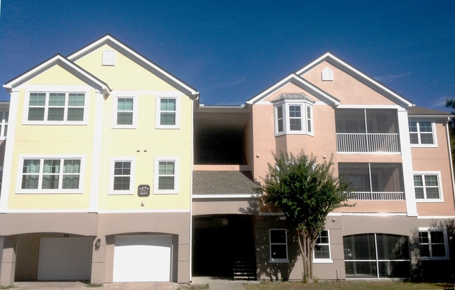 Hamptons At Metrowest - 2/2 Condo with balcony!!