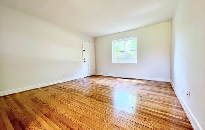 1 bed, 1 bath, 573 sqft, $850, Unit 3513B Pkwd