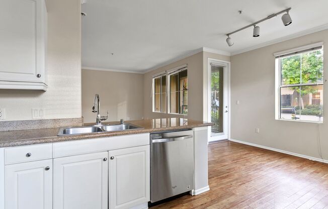 Irvine 2 Bed, 2 Bath With Amenities!!