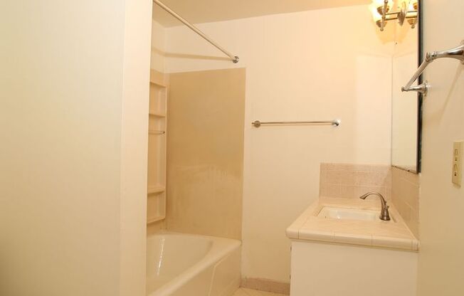 2 beds, 1 bath, 825 sqft, $2,095, Unit 5