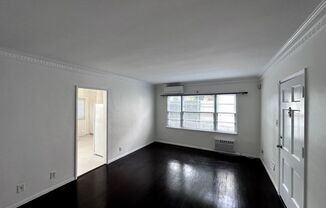 Lovely Cozy & Spacious renovated upper level 1 Bedroom / 1 bath Unit in Melrose / Fairfax District !