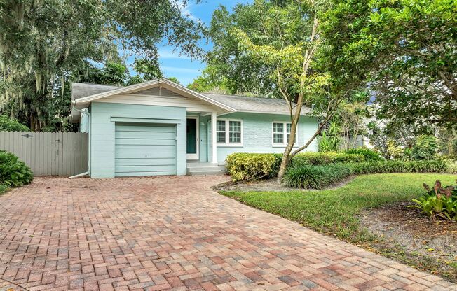 Stunning 3/2 Bungalow near the historic district of Winter Park! Available Now!