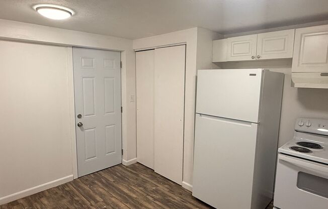 2 beds, 1 bath, 750 sqft, $1,400, Unit B