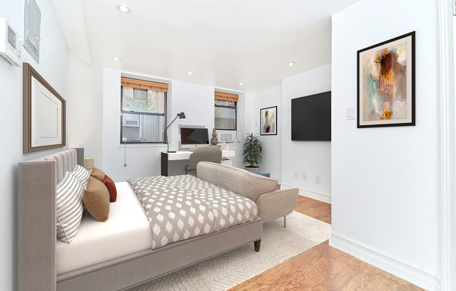 226 W 13 ST