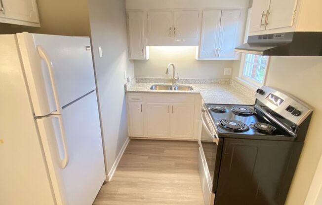 1 bed, 1 bath, 615 sqft, $1,100, Unit 871 Oakwood Villa