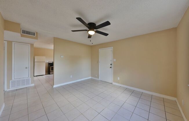 2 beds, 1 bath, $925, Unit 2