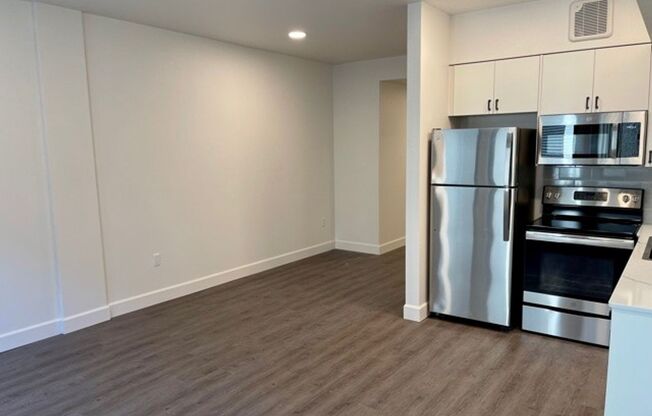 Studio, 1 bath, 327 sqft, $1,600, Unit 410 5th #202