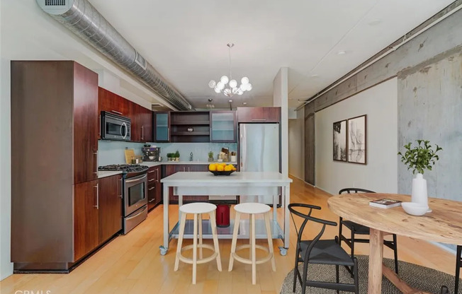 1 bed, 1 bath, 860 sqft, $3,000