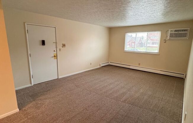 2 beds, 1 bath, $850, Unit 245 Churchill Rd. Apt. 9