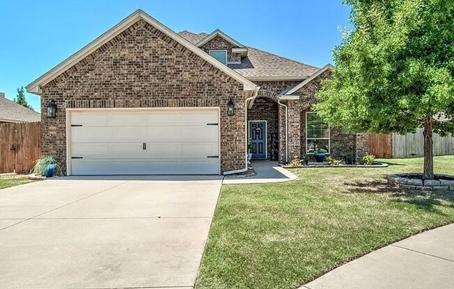 Beautiful 4 bed 3 bath Home Available in Mustang, OK