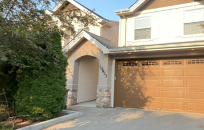 Boise 3bed/2.5 Townhome w/2 Car Attached Garage, and Gas Fireplace