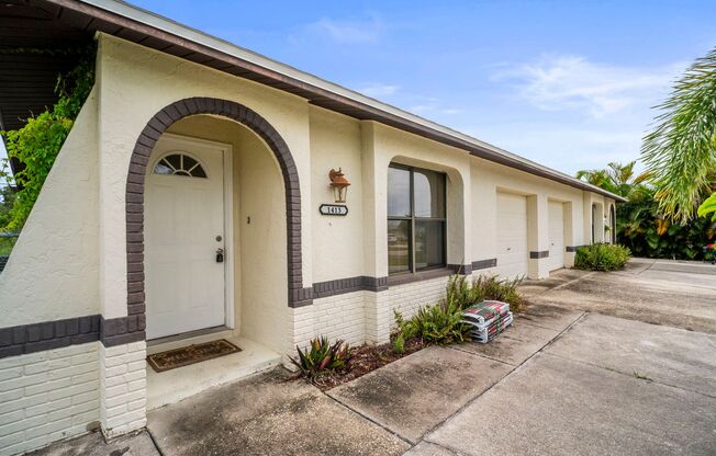 Stunning duplex offers two spacious bedrooms and two full bathrooms in Cape coral