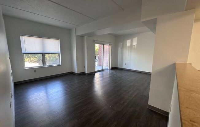 2 beds, 1 bath, 900 sqft, $1,700, Unit 204