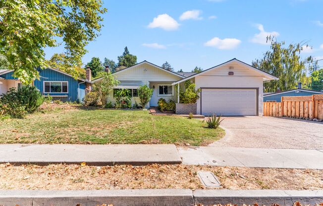 Charming Castro Valley Retreat with 2-Car Garage & Large Deck / Yard
