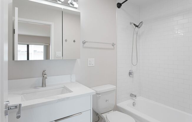 1 bed, 1.5 baths, 667 sqft, $2,400, Unit 6G