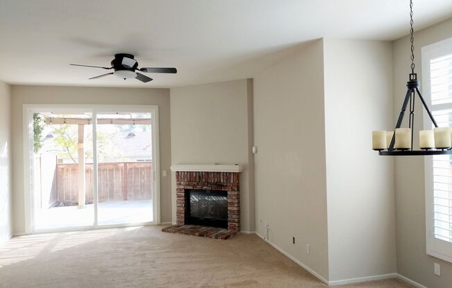 Charming end-unit home in Tamarack Point~ Coventry