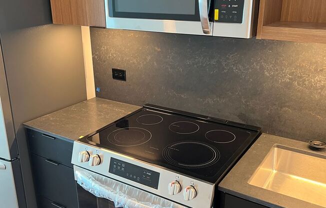 Studio, 1 bath, 422 sqft, $2,530, Unit 708