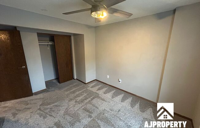 2 beds, 1 bath, 875 sqft, $950, Unit 2109 S Cleveland Ave Sioux Falls, SD Unit 2