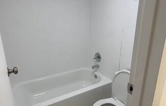 * MOVE IN SPECIAL * 1/2 OFF 2ND MONTH'S RENT!! Spacious 876 SF Unit - 2 bd / 1 ba near UF - Brandywine Condos