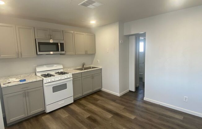 MOVE IN SPECIAL!Remodeled - 1 Bed 1 Bath Just North of Northern on 12th Street