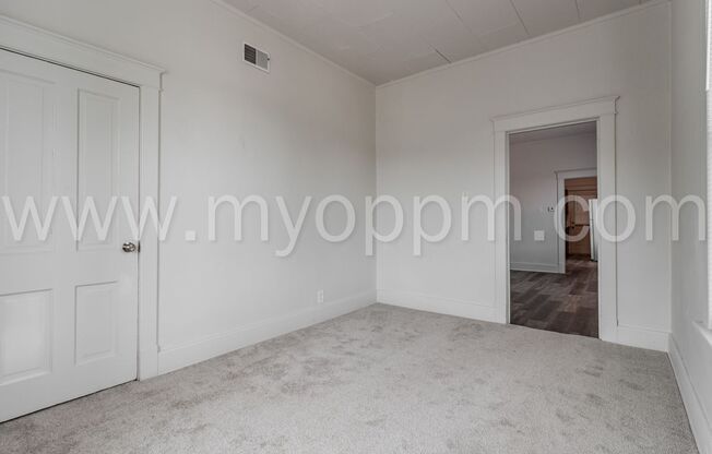 3 beds, 1 bath, 800 sqft, $1,200, Unit 402/02