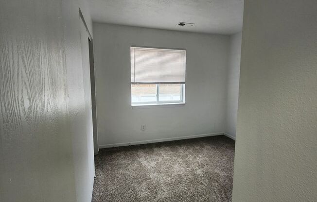 3 beds, 2 baths, $1,195, Unit 1100 3B
