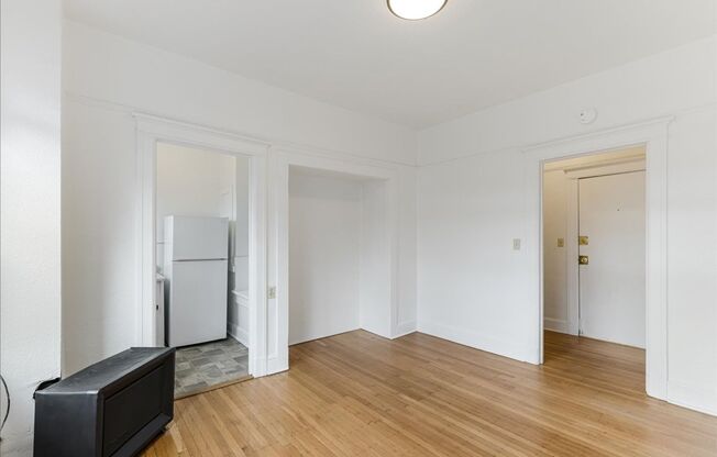 Studio, 1 bath, 332 sqft, $950, Unit 205