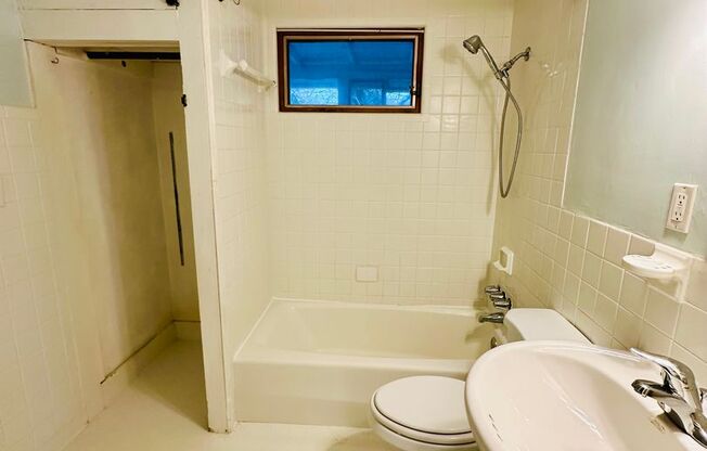 1 bed, 1 bath, $1,295, Unit 419 S 3rd St.  APT 4