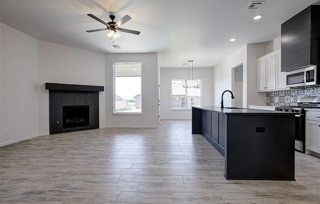 Stunning Brand-New 4-Bedroom Home in Mustang, OK