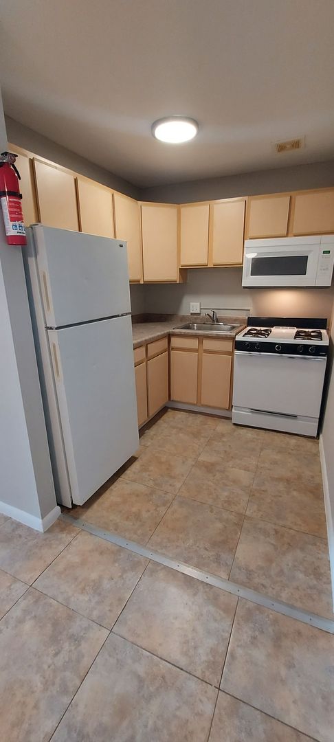 2 beds, 1 bath, 830 sqft, $825, Unit MA W310