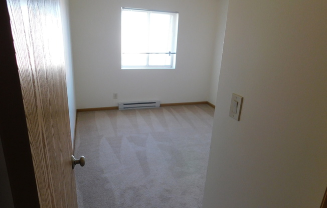 2 beds, 1 bath, $985, Unit 215-08