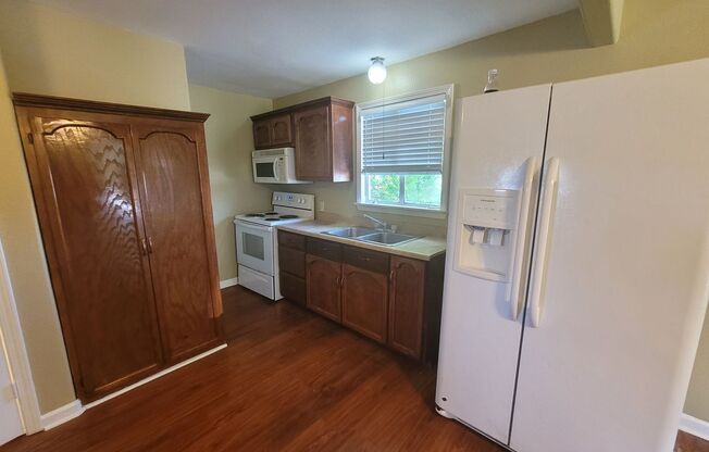 3 beds, 1 bath, 836 sqft, $1,525, Unit REAR UP