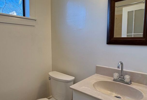 2 beds, 1 bath, $2,200, Unit 2263 1/2 Pacific (Back Unit)