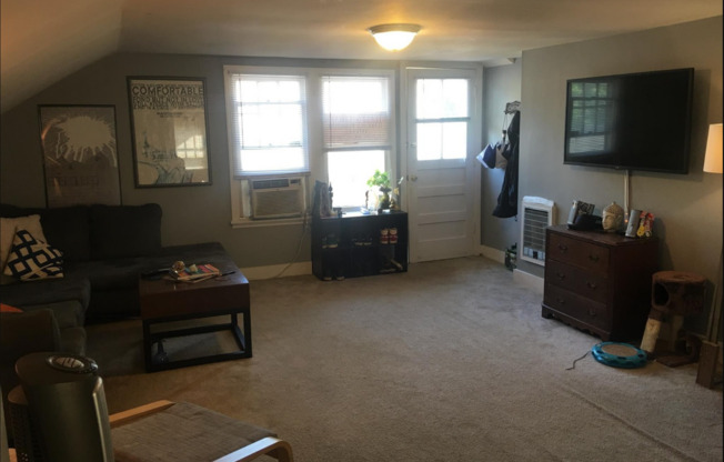 2 beds, 1 bath, $1,700