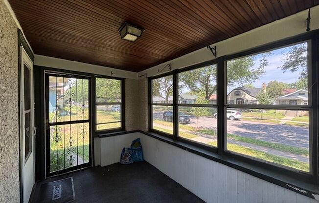 Charming 2+ Bedroom Single Family on a great St Paul street!!