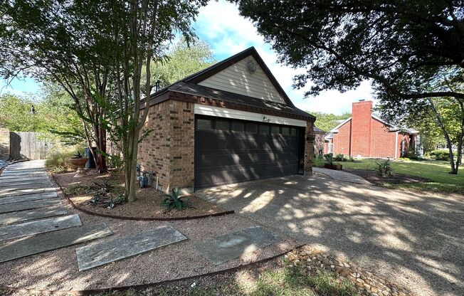 Spacious Single Story 4 Bedrooms, 2 Bathrooms Enclosed Sunroom for rent in South Austin Onion Creek for Rent!