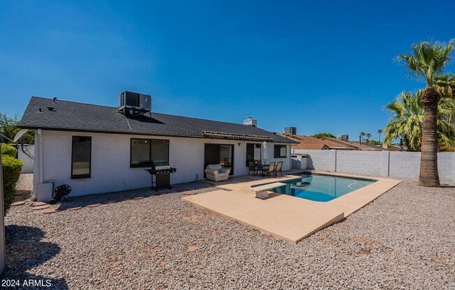 Modern 3 bed home with POOL!