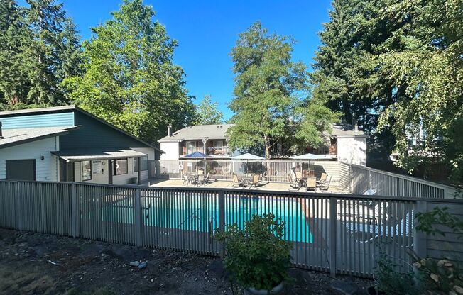 One Bedroom Condo ~ Easy 405 Access ~ Walk to Totem Lake Village