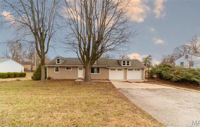 3 beds, 1 bath, 925 sqft, $1,995, Unit Hillsdale Dr 204