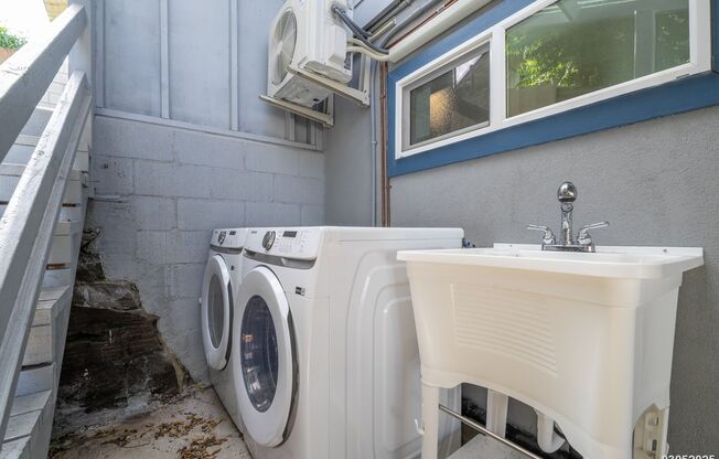 3 Bedroom 2 Bathroom 2 Tandem parking - pet negotiable $3400 - 1007 Wiliki Unit B