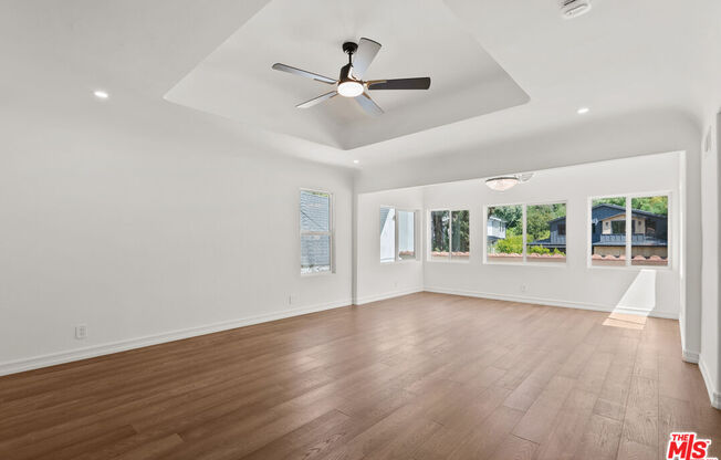 1527 N BEVERLY DR