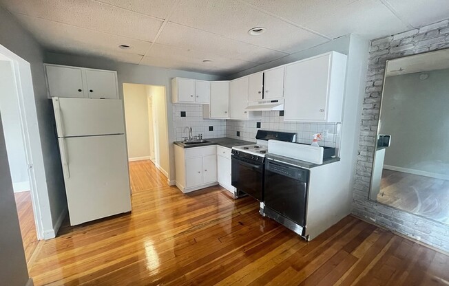 3 beds, 1 bath, 1,000 sqft, $3,290, Unit 3